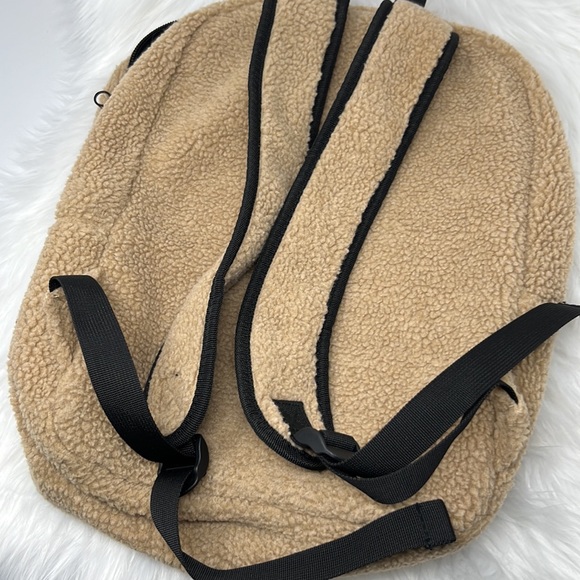 KAVU Backpack FLEECE Driftwood 16” x 12” x 5.5” (18L or 1100 cu in) - Picture 5 of 9